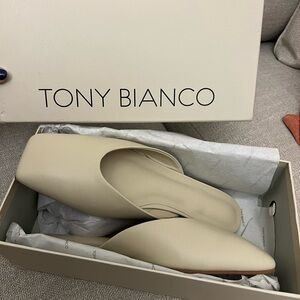 NWT TONY BIANCO FLATS